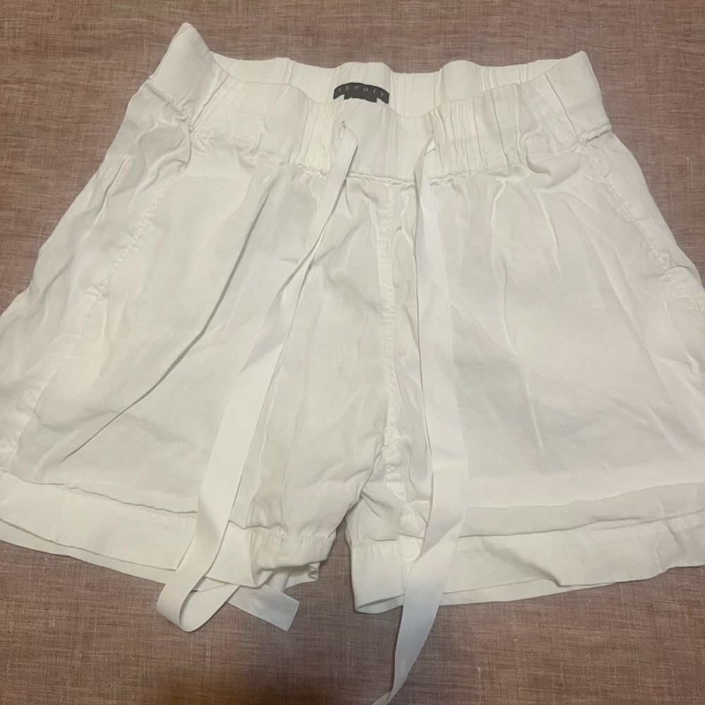 Theory white shorts small/petite‎
